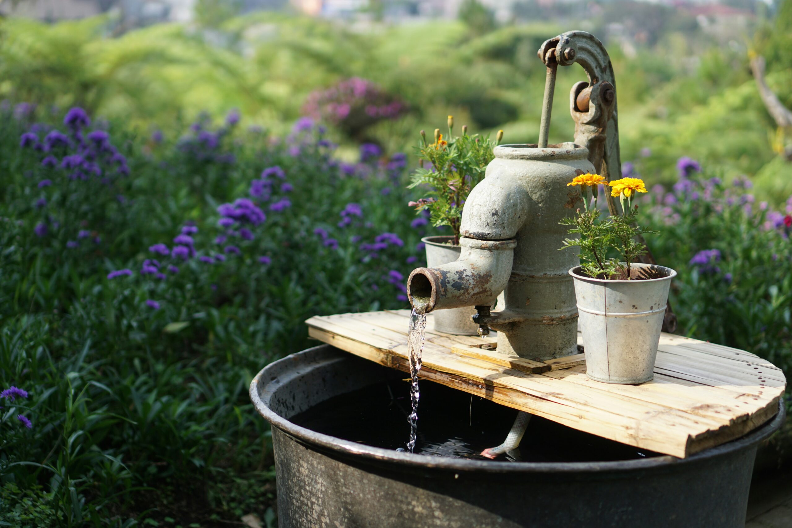 Altijd vers water in de tuin met een handige waterpomp